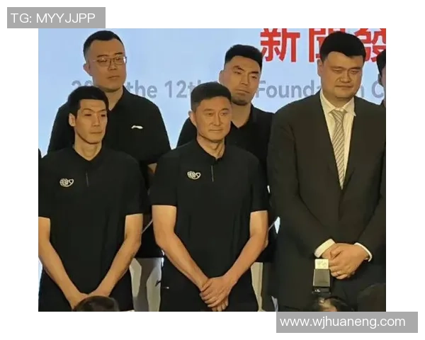 足球巨星幽默调侃男篮球员引发热议笑声不断